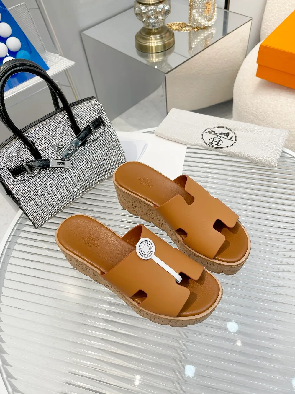 👟👟Ex-factory price 540👟👟 High version of the 2024 spring and summer new HERMES Hermès counter new style. The wedge-heeled Erjiu sandals and slippers, which have been extremely popular recently, are paired with various colorful socks. They are very trendy. Upper: cowhide. Outsole: technological imitation wood sole. Heel height: about 7cm. Size: Female 35-41 (40/41 non-refundable and non-exchangeable)
